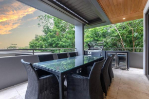Villa Mercedes - Poolside Tranquility on Murphy St